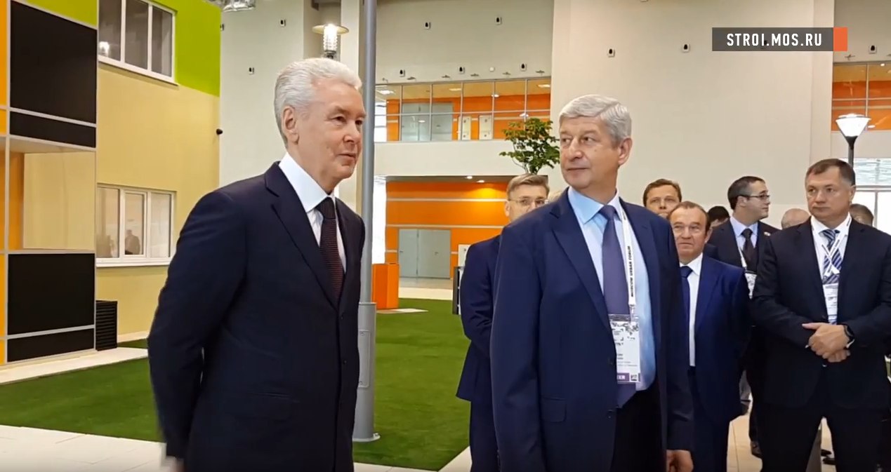 Глава ВТБ Андрей Костин посетил шоу-рум по программе реновации на ВДНХ