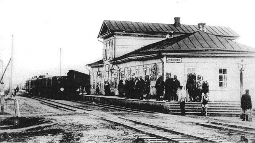 Вокзал станции Людиново Мальцевской узкоколейной железной дороги (конец XIX века)
