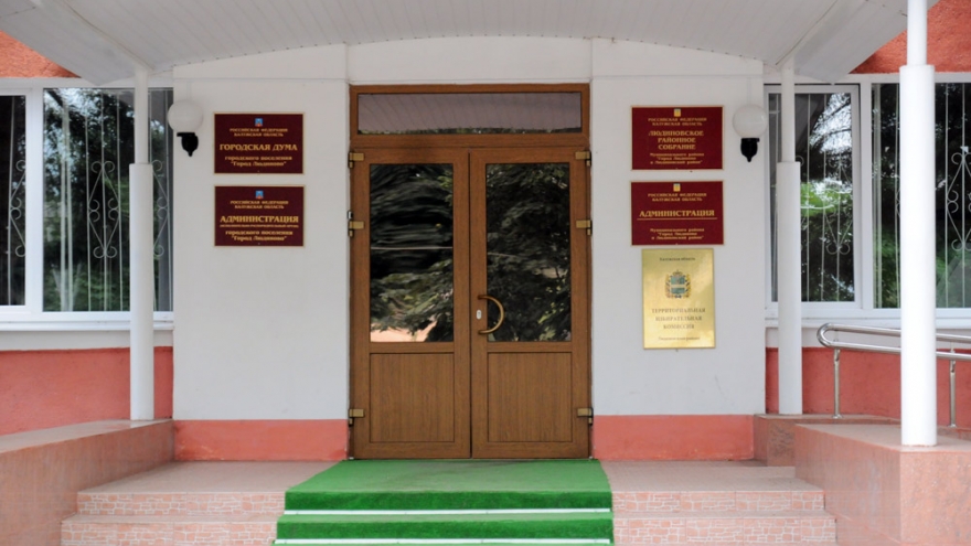 Вход в администрацию Людиновского района (июль 2012)