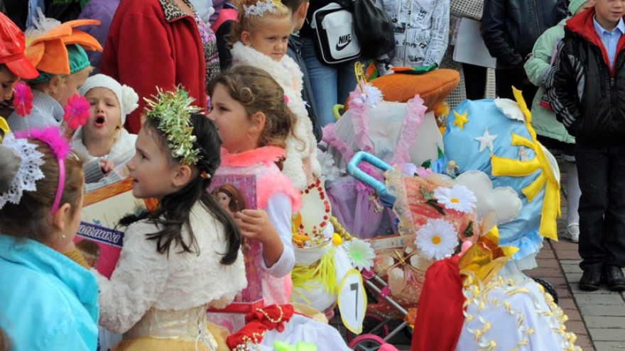 Фестиваль детских колясок на День города Людиново 2012. Фонтанная площадь.