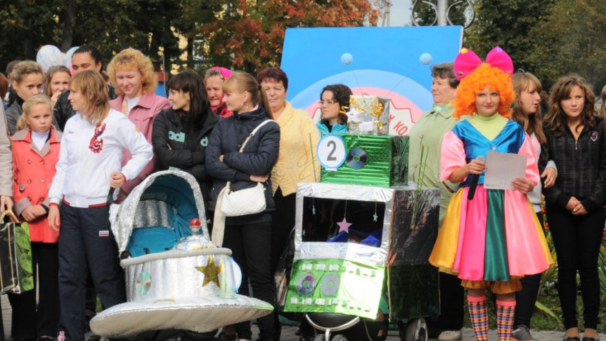 Фестиваль детских колясок на День города Людиново 2012. Фонтанная площадь.