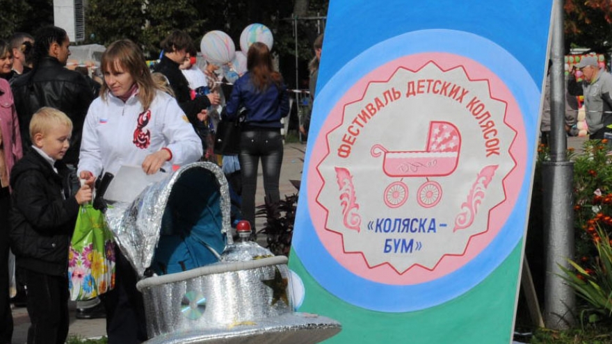 Фестиваль детских колясок на День города Людиново 2012. Фонтанная площадь.
