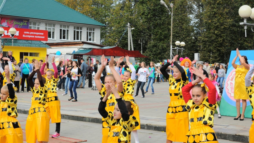 Якобы «флэшмоб» на День Города 2012. Был включен в программу Дня города.