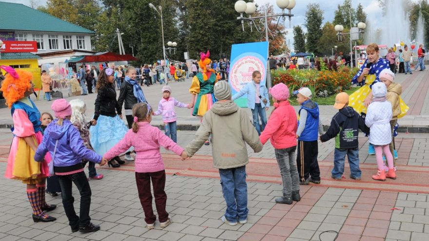 Клоун с детьми. Фонтанная площадь, день Города 2012