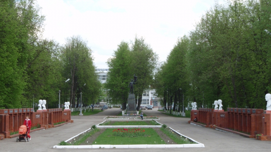 Аллея героев. Памятник А. Шумавцову