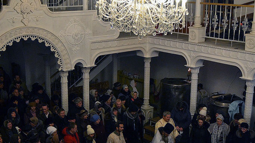 Несколько сотен человек искупалось на Крещение в Ломпади