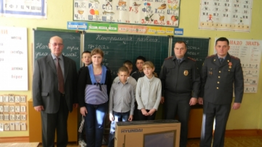 Полицейские подарили Людиновскому интернату телевизор