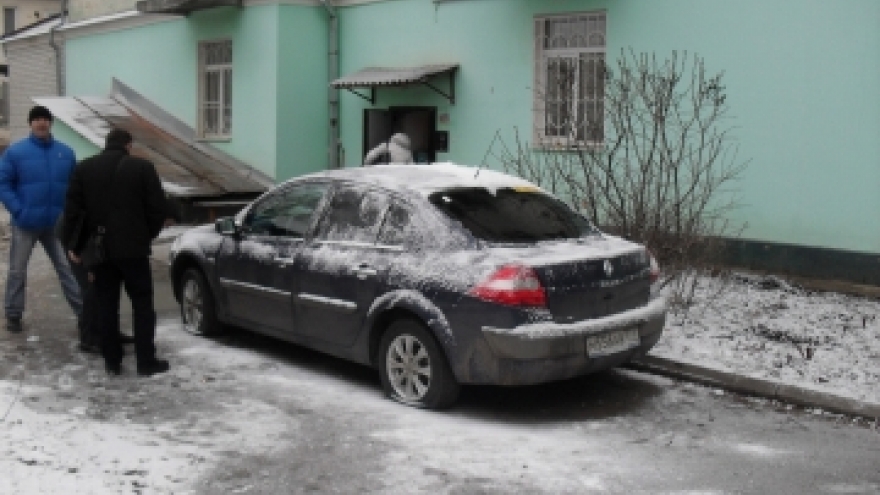 Проколол шины машине, стоявшей под окном