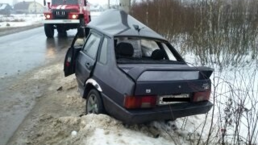 ВАЗ 2109 въехал в опору электропередач