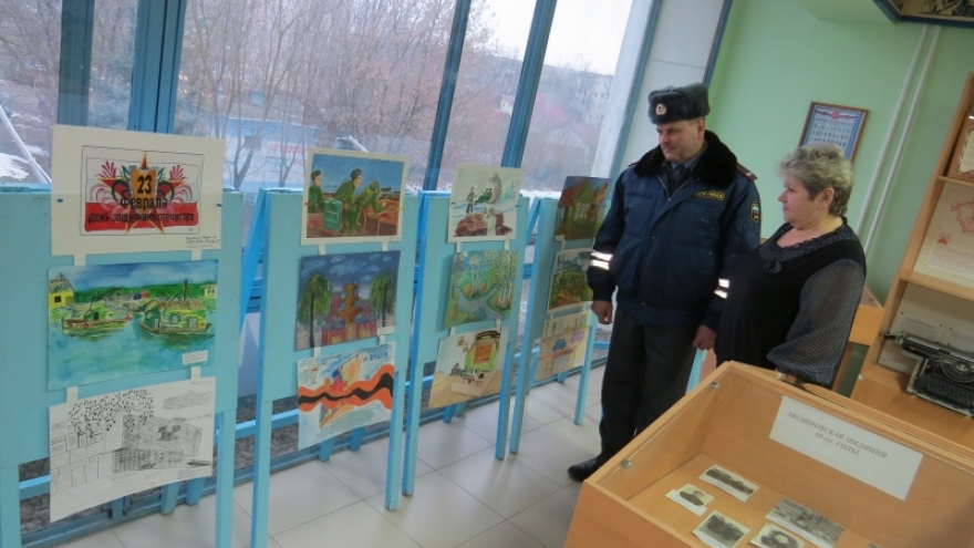В МОМВД «Людиновский» открылась выставка детского рисунка