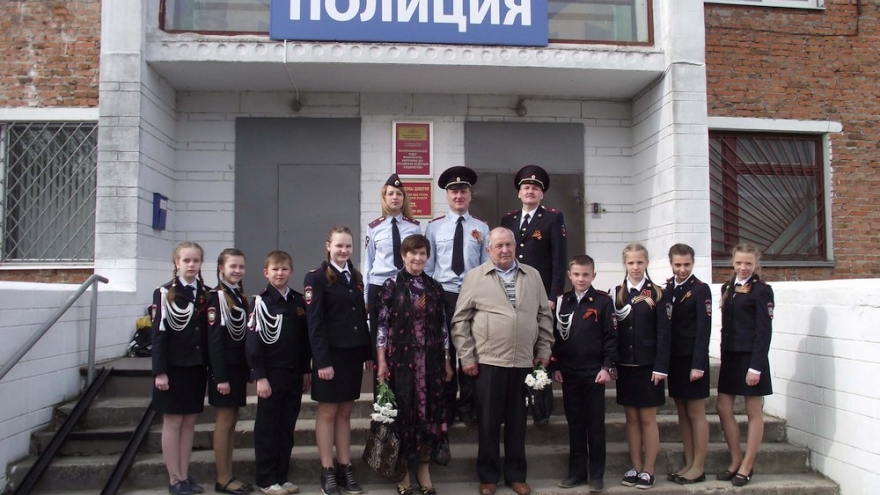 Полиция и кадеты поздравили узников войны