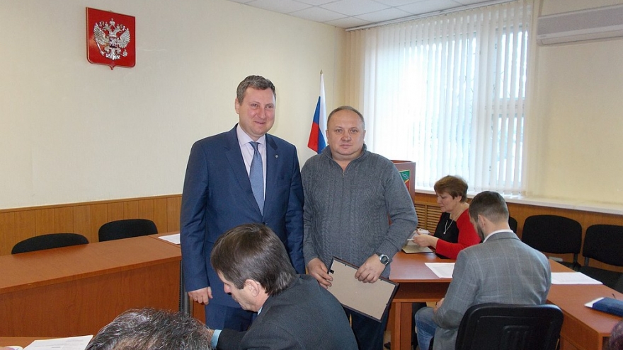 Даниил Аганичев вручает почетные грамоты