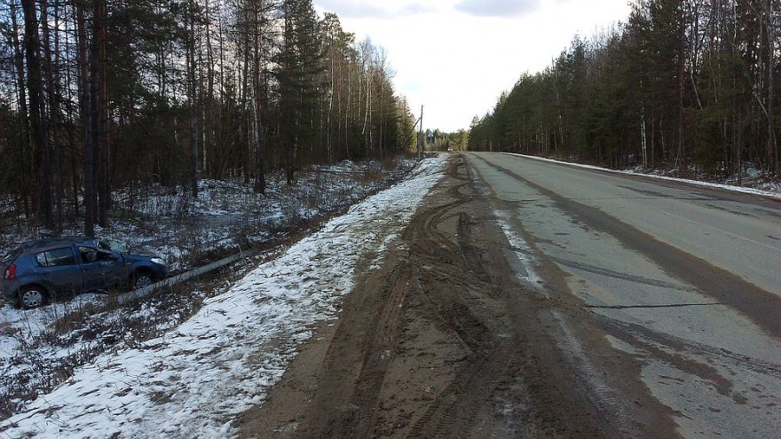 Рено Сандеро опрокинулся в кювет