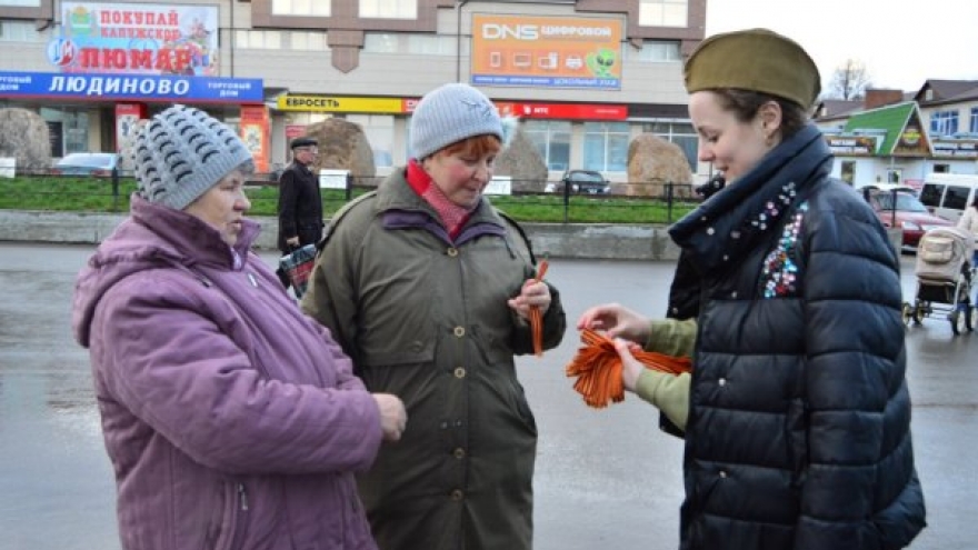В Людиново стали раздавать георгиевские ленты