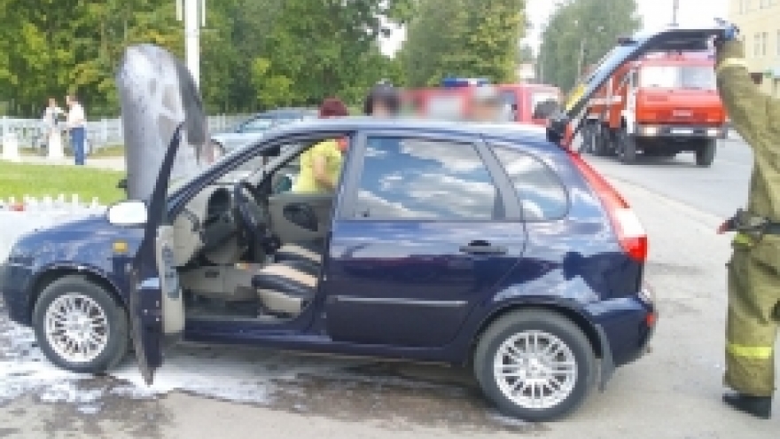 На пл. Победы загорелся автомобиль