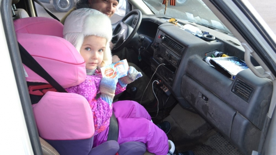 Знающим и соблюдающим ПДД детям вручили билеты в цирк