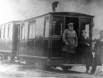 С. И. Мальцов на ступеньках вагона, им выпускаемых (конец XIX  века)