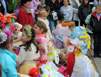Фестиваль детских колясок на День города Людиново 2012. Фонтанная площадь.