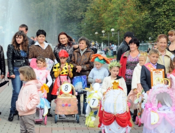 Фестиваль детских колясок на День города Людиново 2012. Фонтанная площадь.