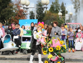 Фестиваль детских колясок на День города Людиново 2012. Фонтанная площадь.