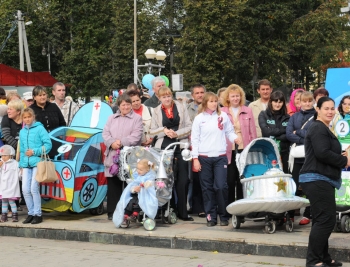 Фестиваль детских колясок на День города Людиново 2012. Фонтанная площадь.