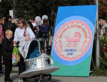 Фестиваль детских колясок на День города Людиново 2012. Фонтанная площадь.