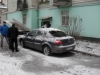 Проколол шины машине, стоявшей под окном